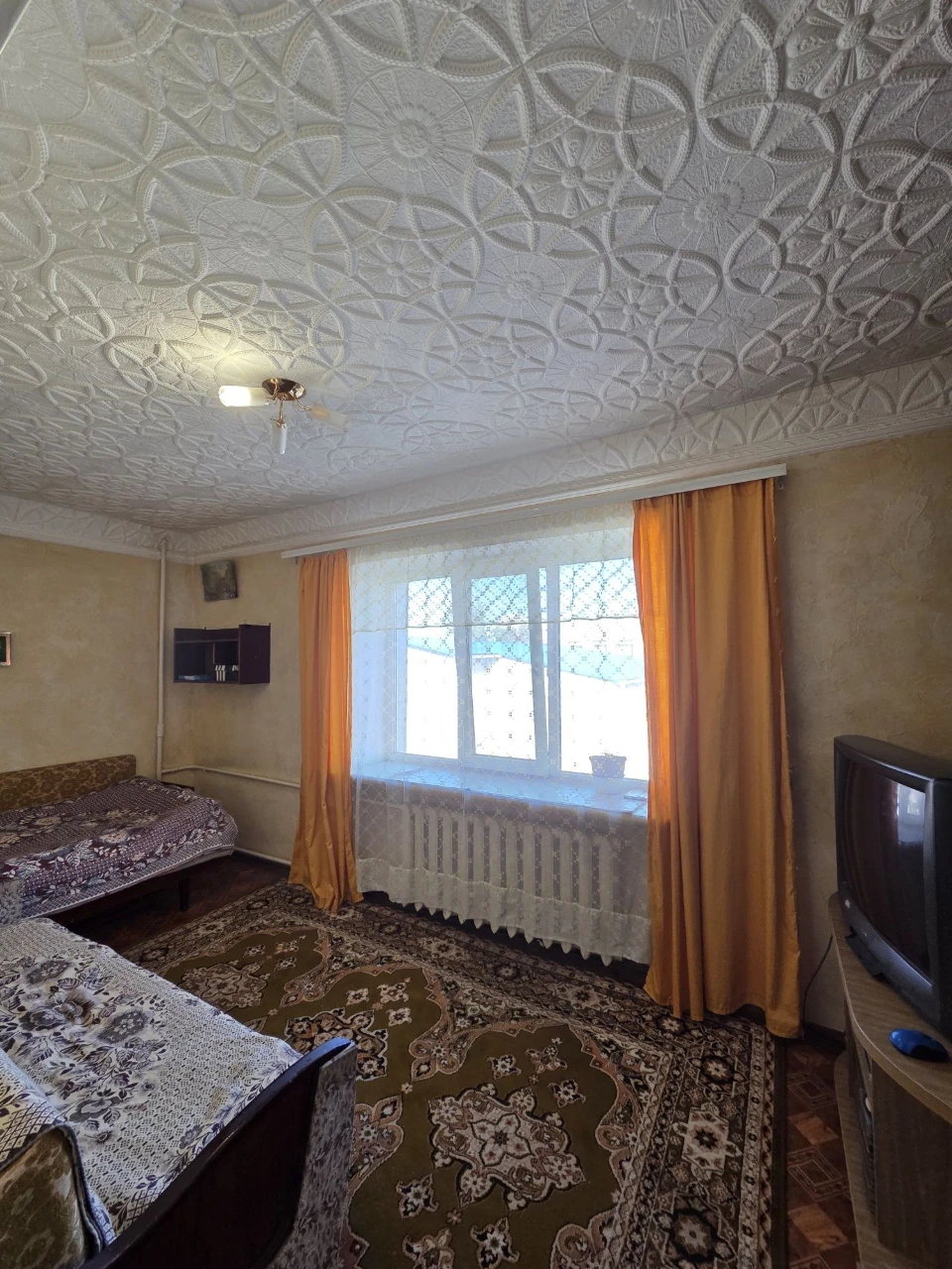 Selling a 2-bedroom apartment in the city center, 4th floor of 5