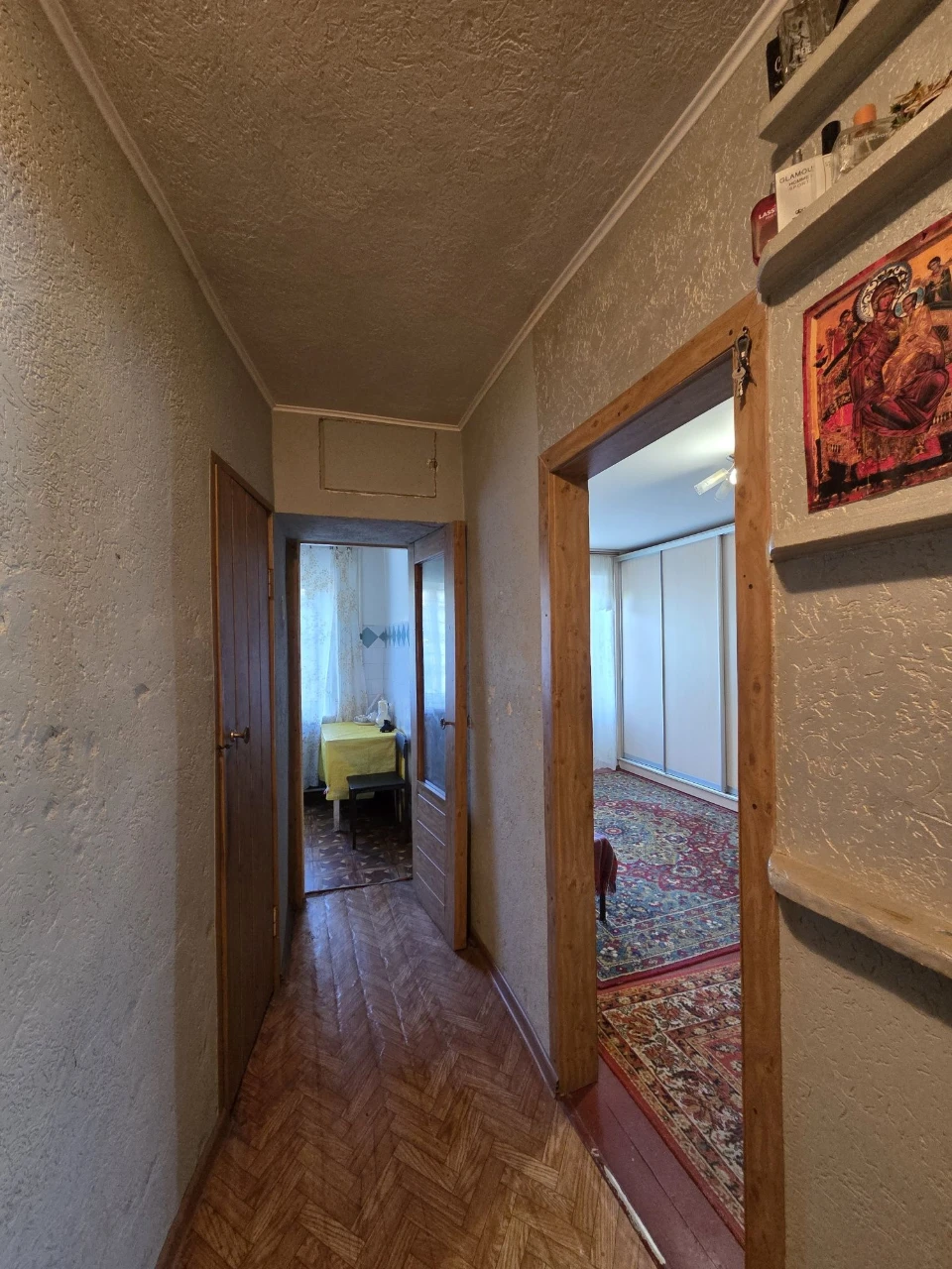 Selling a 2-bedroom apartment in the city center, 4th floor of 5