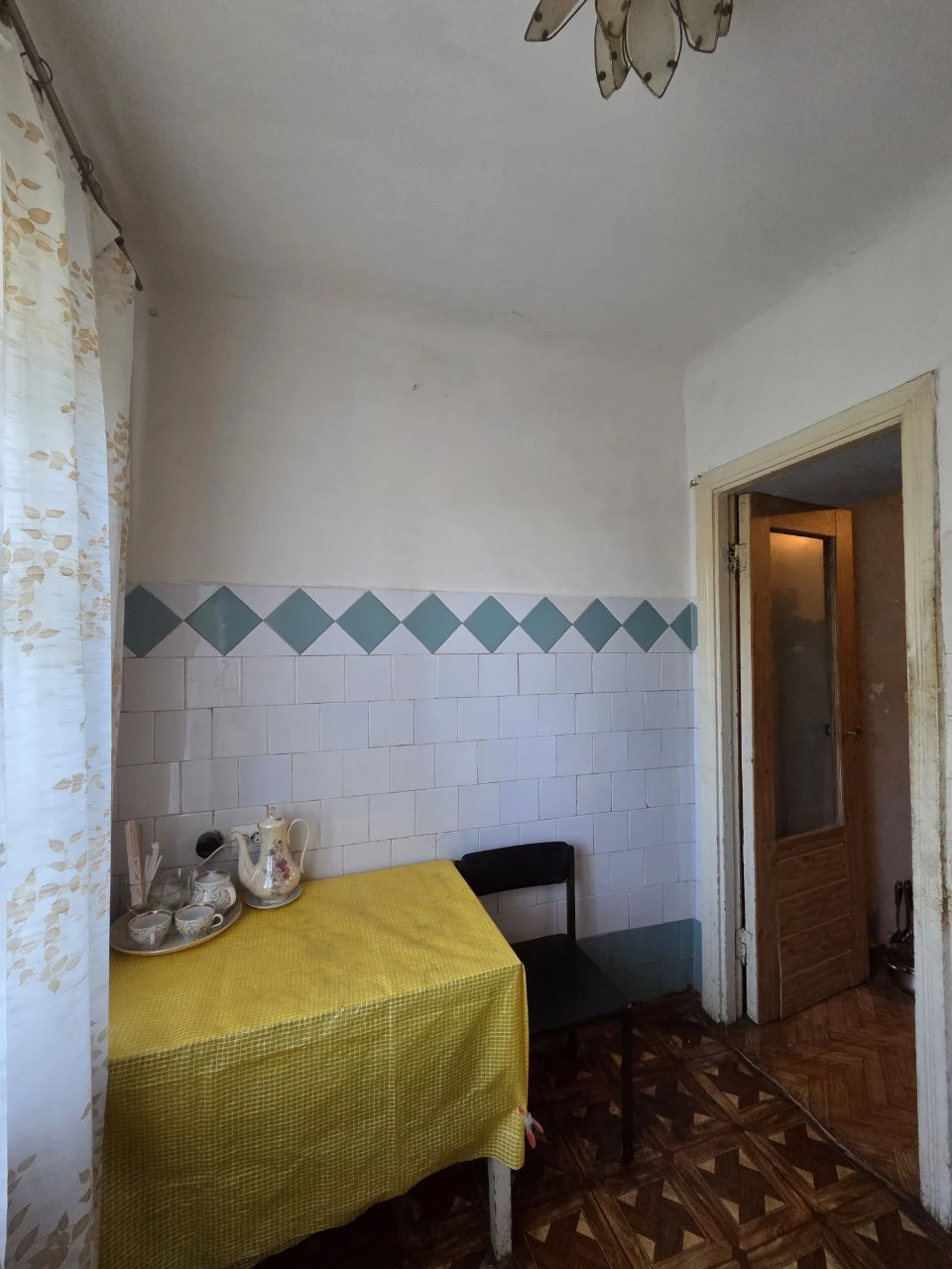 Selling a 2-bedroom apartment in the city center, 4th floor of 5