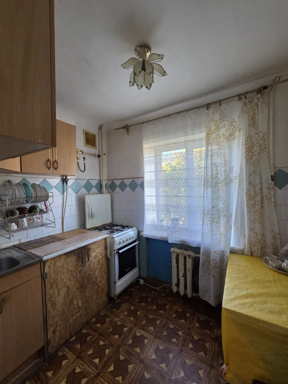 Selling a 2-bedroom apartment in the city center, 4th floor of 5