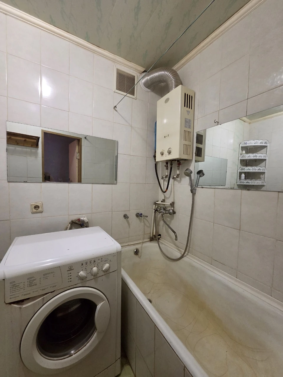 Selling a 2-bedroom apartment in the city center, 4th floor of 5