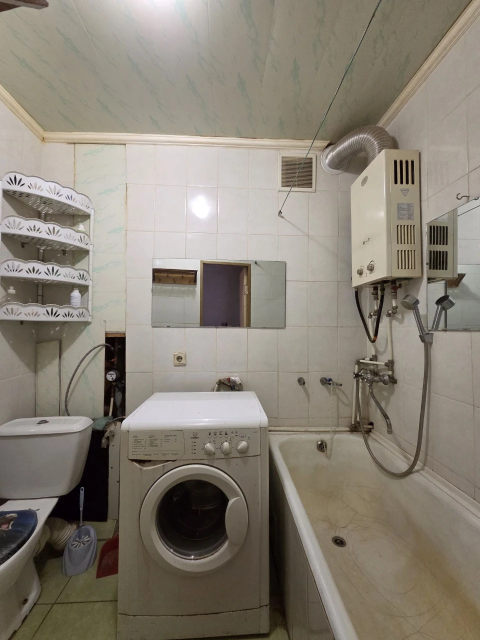 Selling a 2-bedroom apartment in the city center, 4th floor of 5