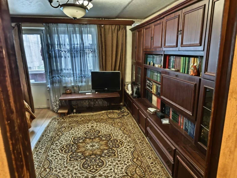 For Sale: 3 rooms, Center, Brick, Furniture and appliances