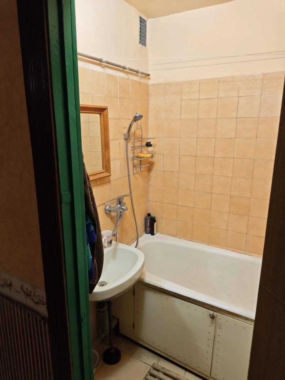 For Sale: 3 rooms, Center, Brick, Furniture and appliances