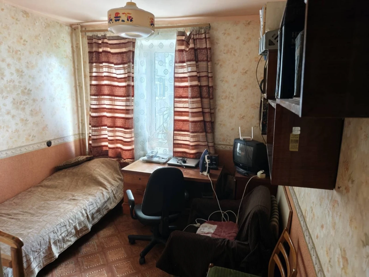For Sale: 3 rooms, Center, Brick, Furniture and appliances