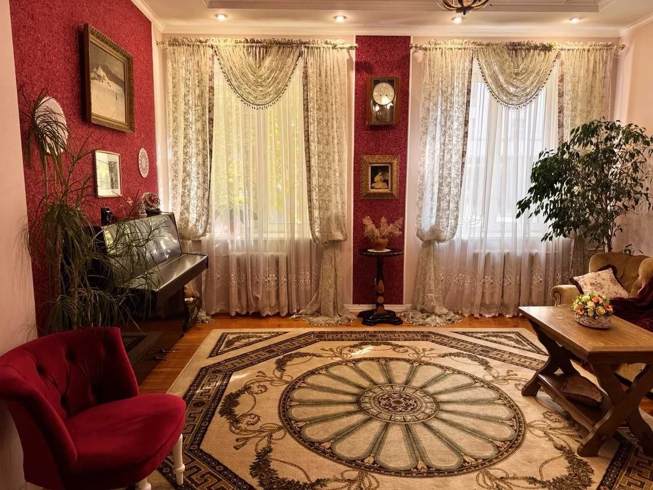 For Sale! Center! Area! Ground floor, 4 separate rooms. Furniture.
