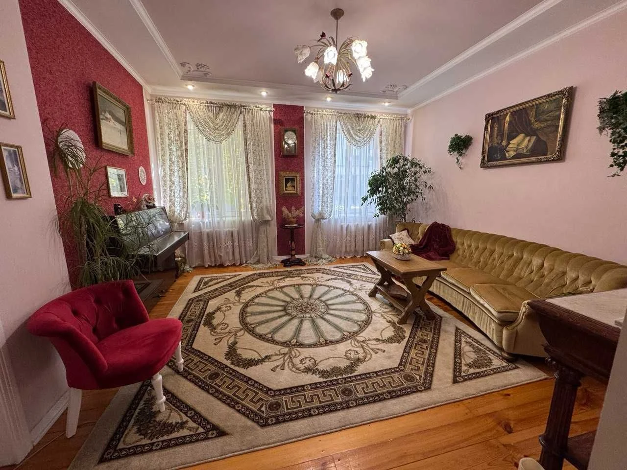 For Sale! Center! Area! Ground floor, 4 separate rooms. Furniture.