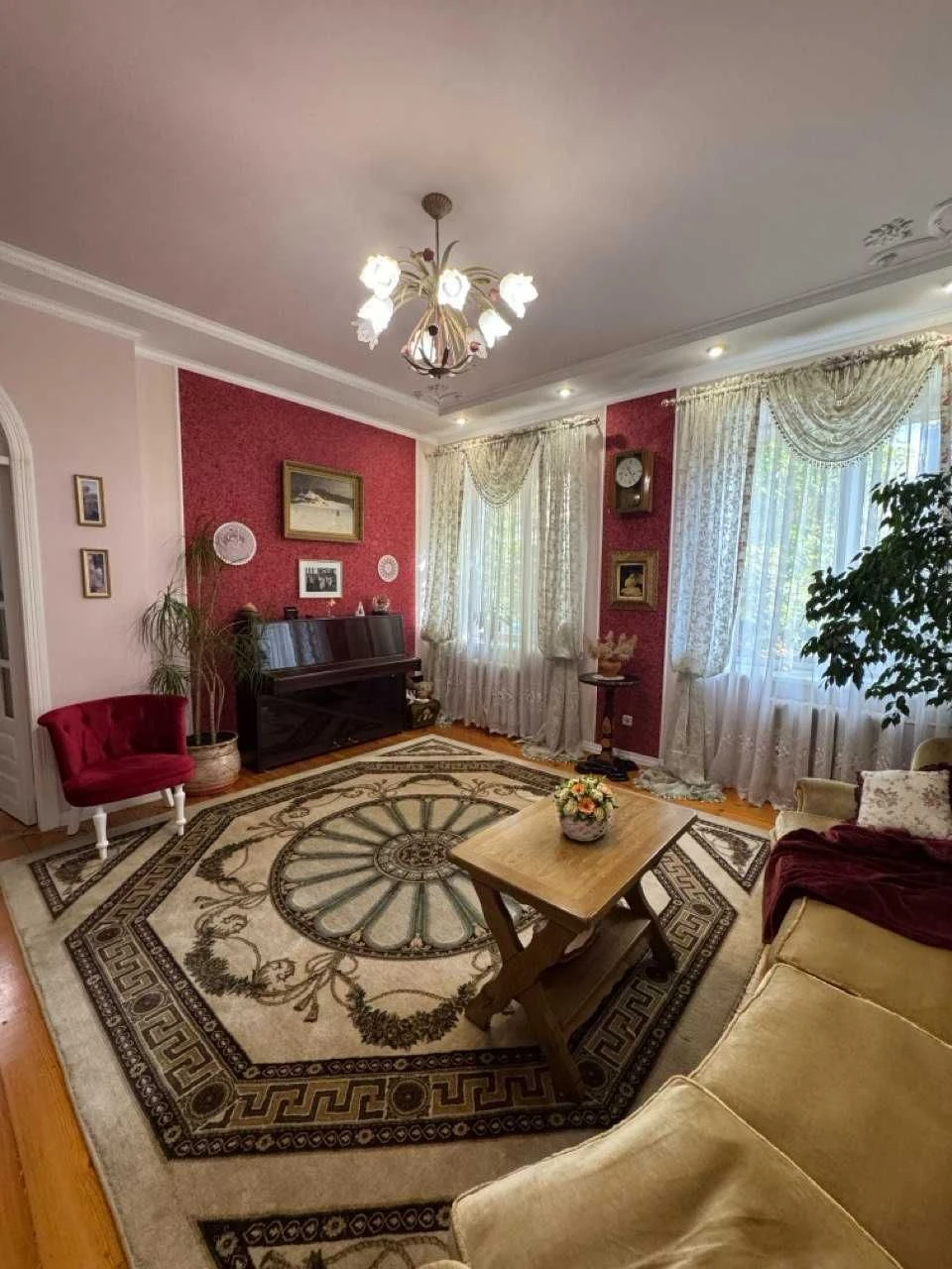 For Sale! Center! Area! Ground floor, 4 separate rooms. Furniture.