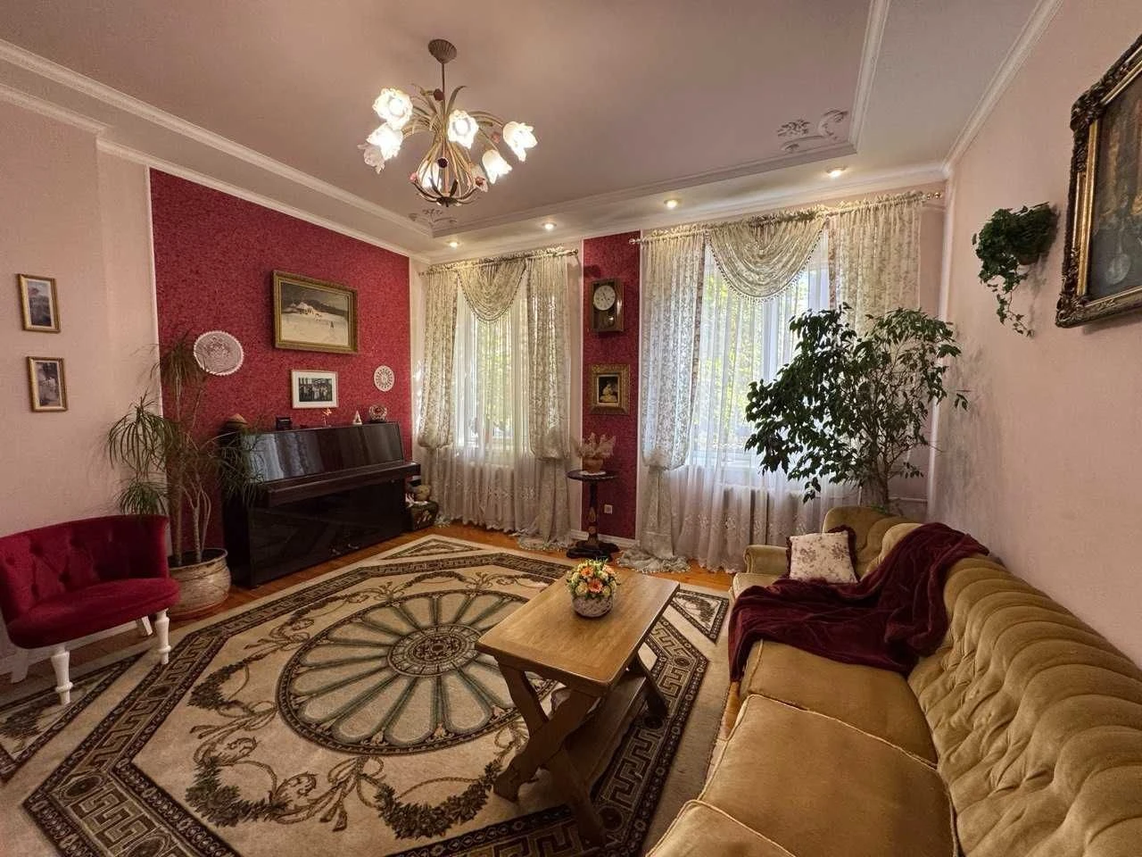 For Sale! Center! Area! Ground floor, 4 separate rooms. Furniture.