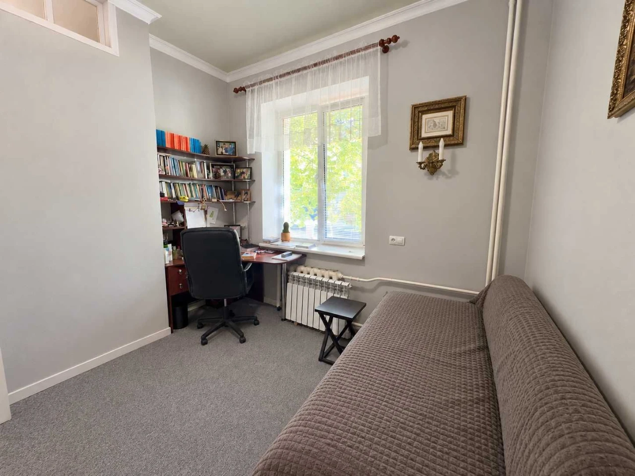 For Sale! Center! Area! Ground floor, 4 separate rooms. Furniture.