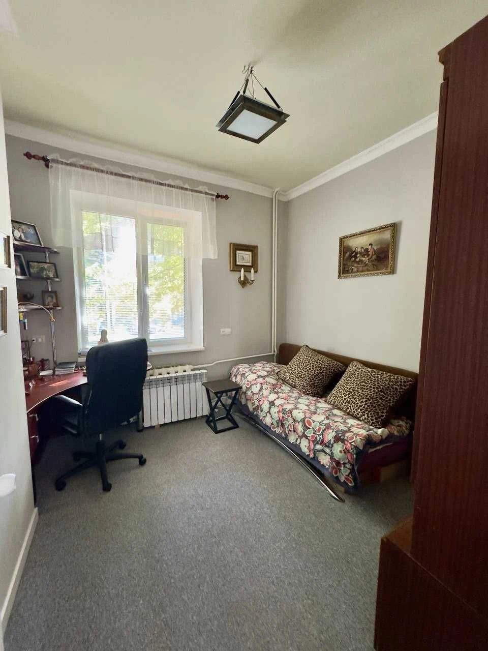 For Sale! Center! Area! Ground floor, 4 separate rooms. Furniture.