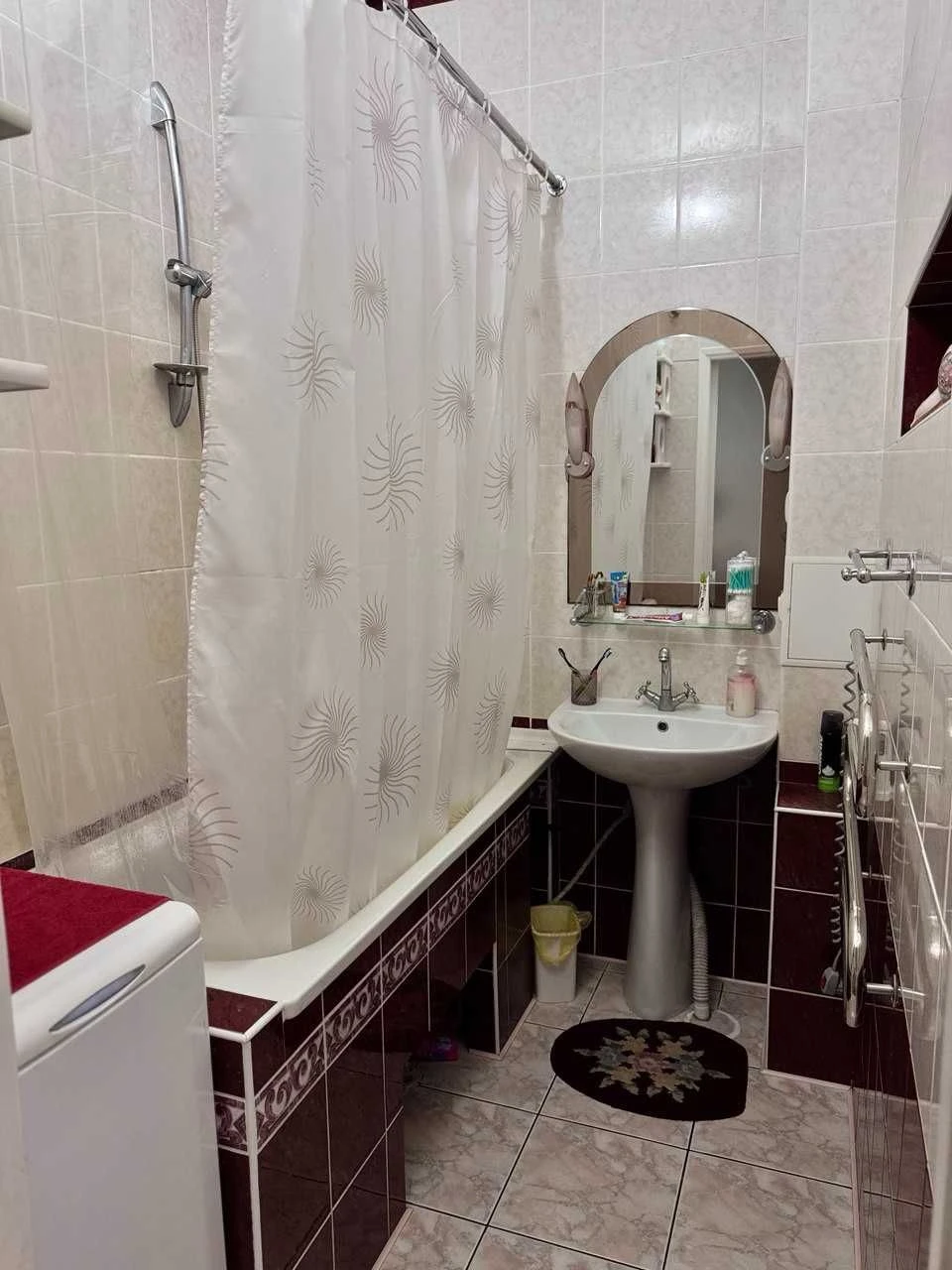 For Sale! Center! Area! Ground floor, 4 separate rooms. Furniture.
