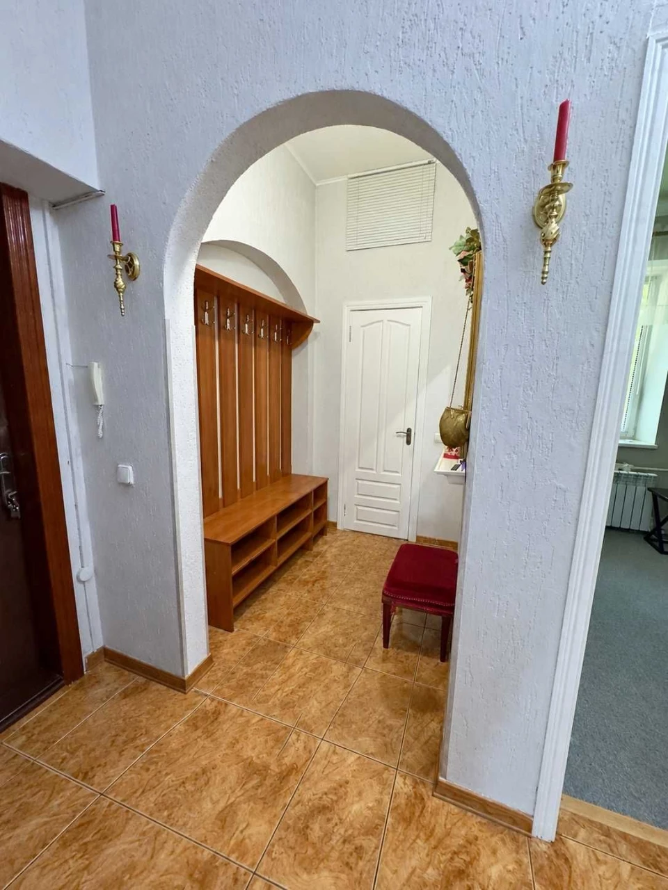 For Sale! Center! Area! Ground floor, 4 separate rooms. Furniture.