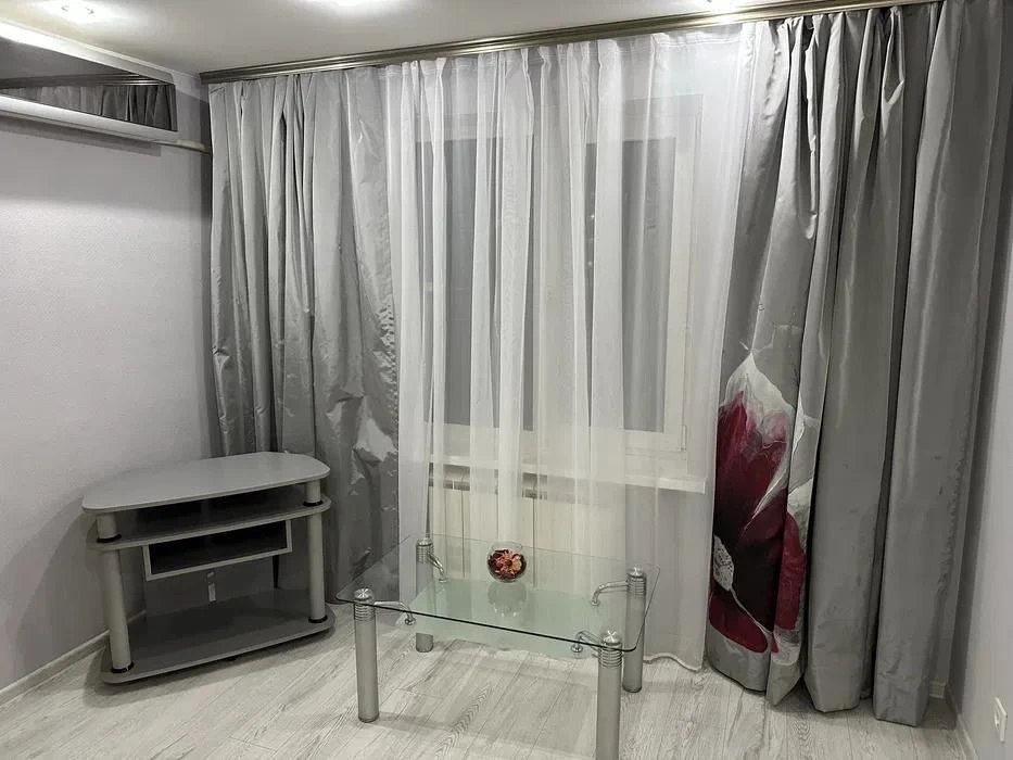 Apartment for sale: 2 rooms with fresh renovation, furniture and appliances