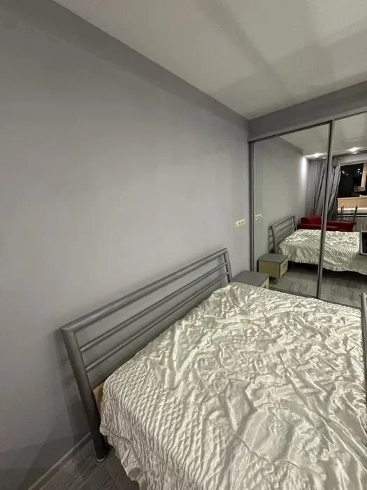 Apartment for sale: 2 rooms with fresh renovation, furniture and appliances