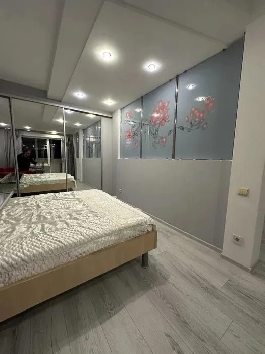 Apartment for sale: 2 rooms with fresh renovation, furniture and appliances