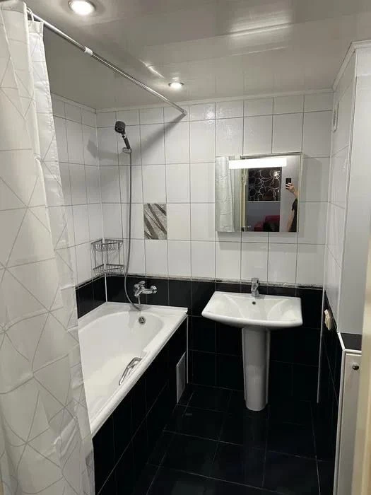 Apartment for sale: 2 rooms with fresh renovation, furniture and appliances