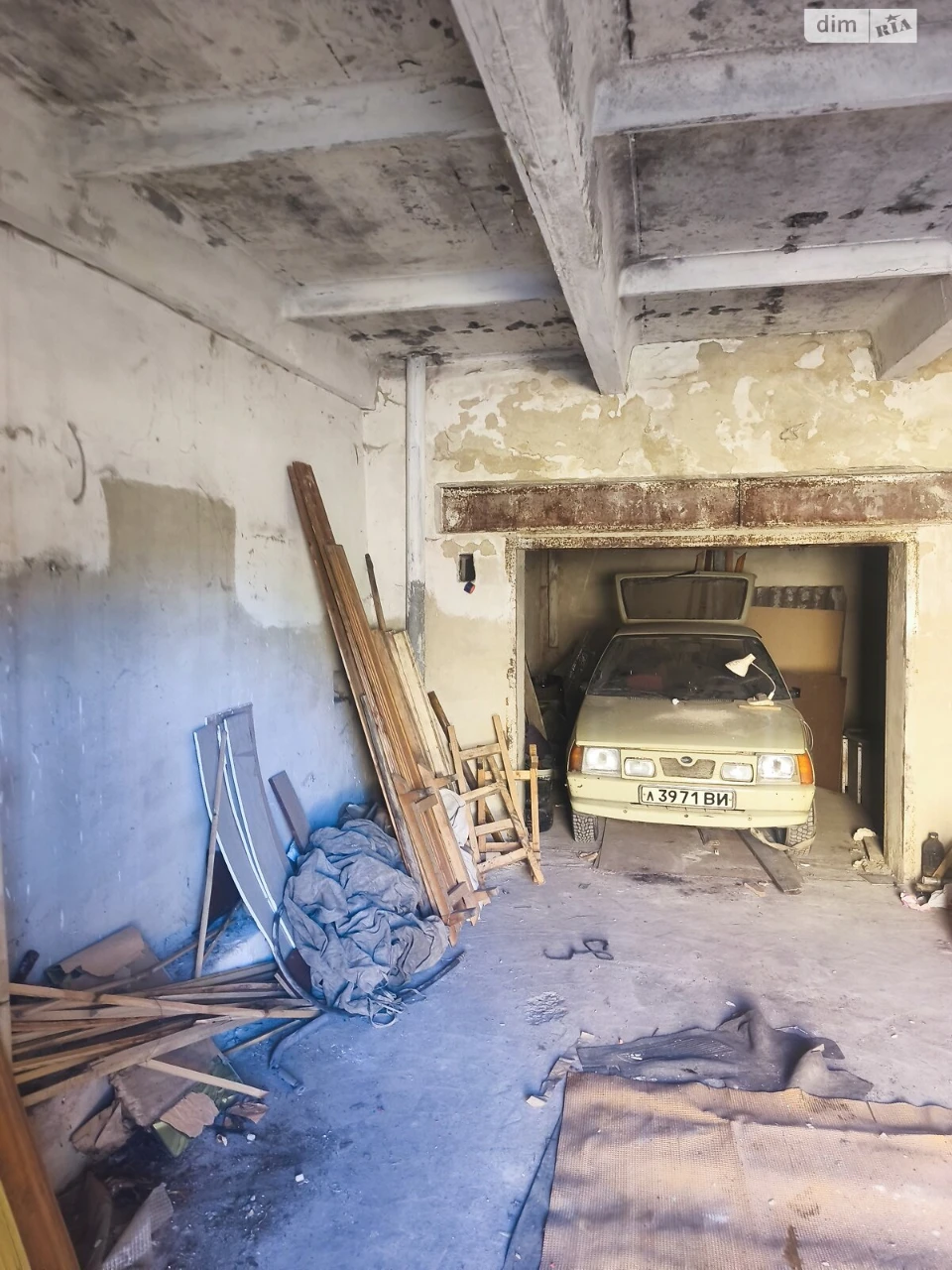 Apartment in a Garage Cooperative, Zamostyan