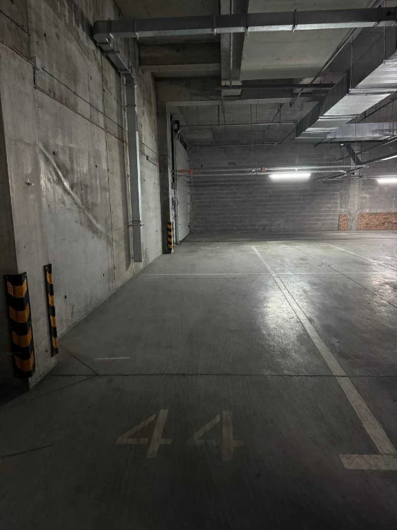 Sale of a parking space in the "Rusynska Havyn" residential complex - with a closet as a gift