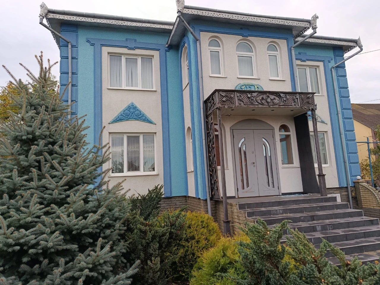 Капітальний будинок із готовим бізнесом у с. Шубранець