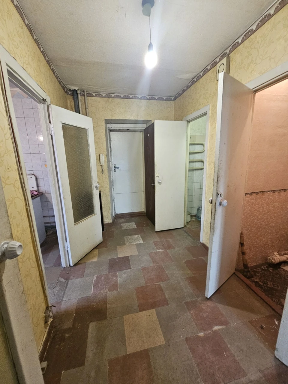 Продається 2-кімнатна квартира в Центрі, цегляний будинок, поруч Набережна,