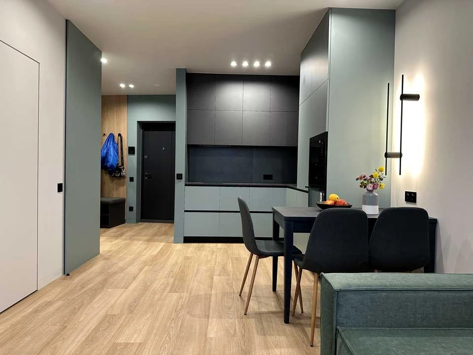 Apartment. Дніprovs'ka naberezhna, вул.