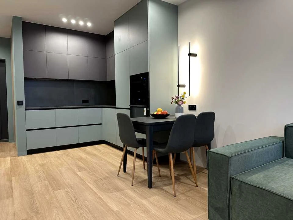 Apartment. Дніprovs'ka naberezhna, вул.