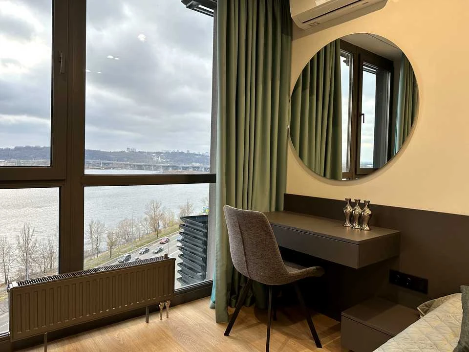 Apartment. Дніprovs'ka naberezhna, вул.