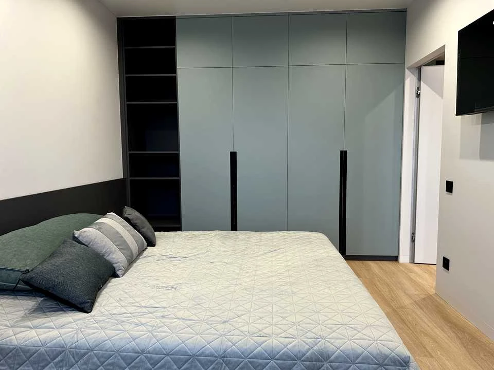 Apartment. Дніprovs'ka naberezhna, вул.