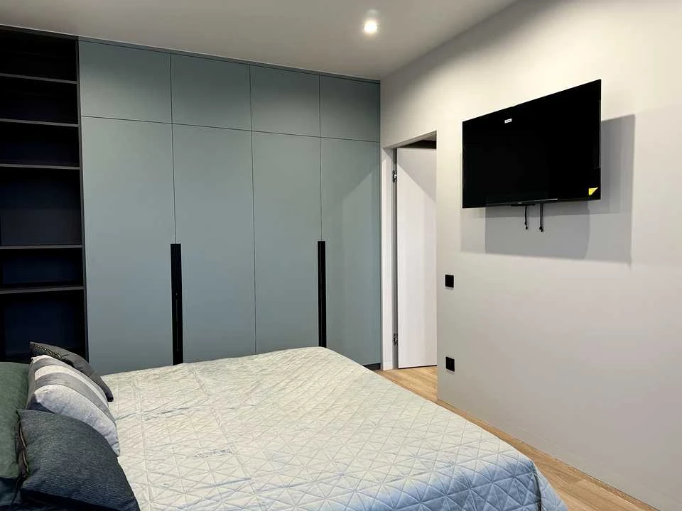 Apartment. Дніprovs'ka naberezhna, вул.
