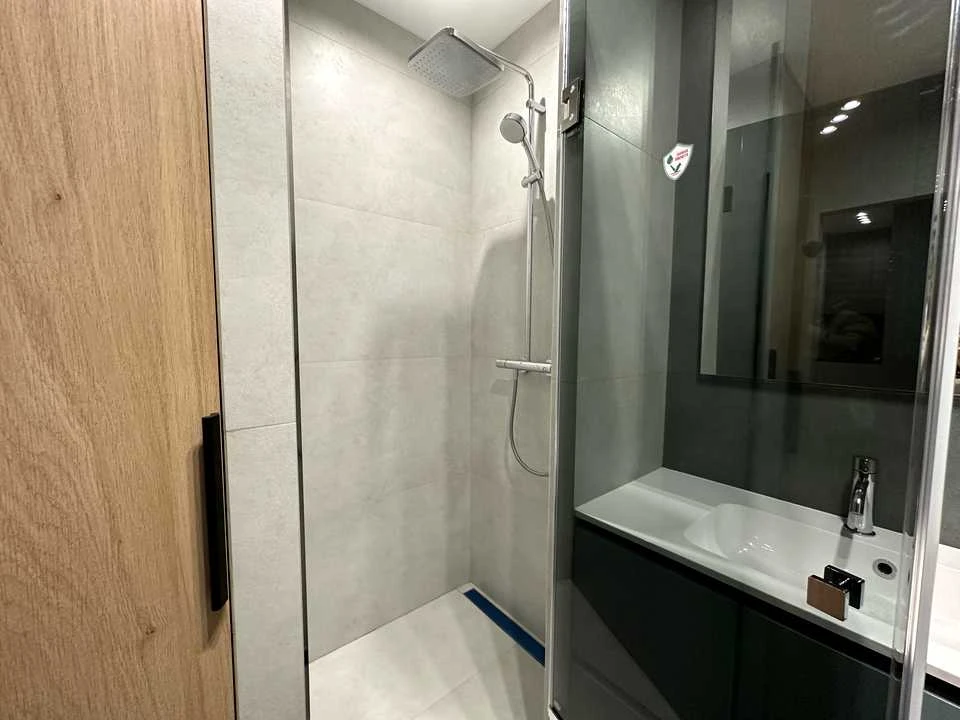 Apartment. Дніprovs'ka naberezhna, вул.