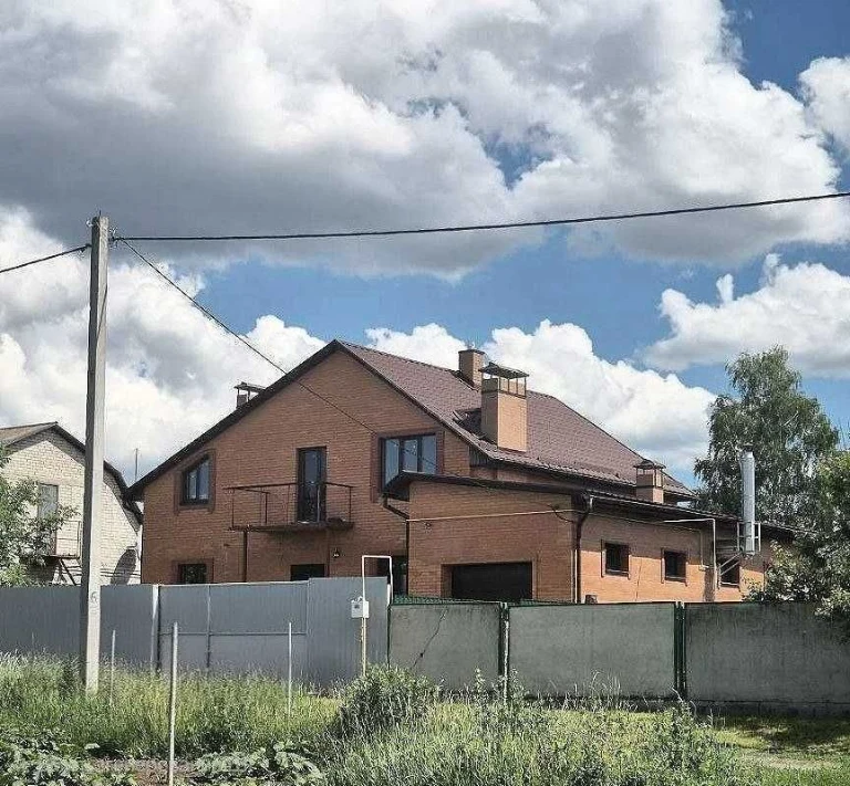 Продам 2-х поверховий будинок з усіма комунікаціями  біля Оз
