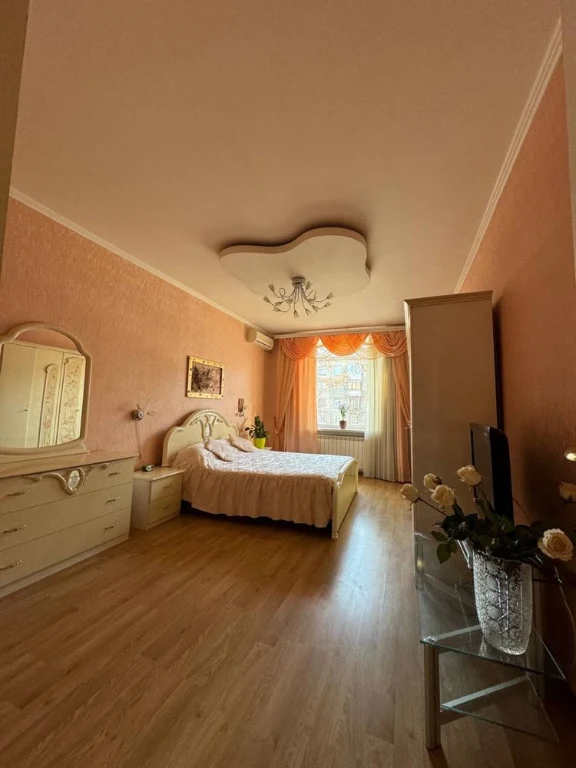 2-room apartment in Ukraine Shopping Mall, Leonid Zhabotinsky Street