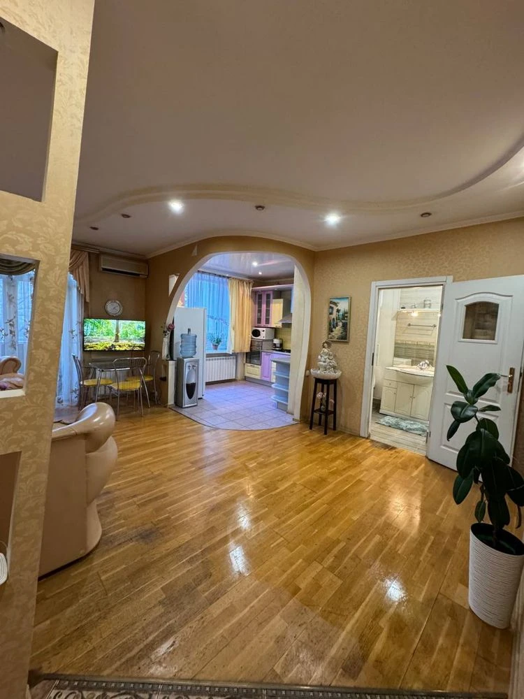 2-room apartment in Ukraine Shopping Mall, Leonid Zhabotinsky Street