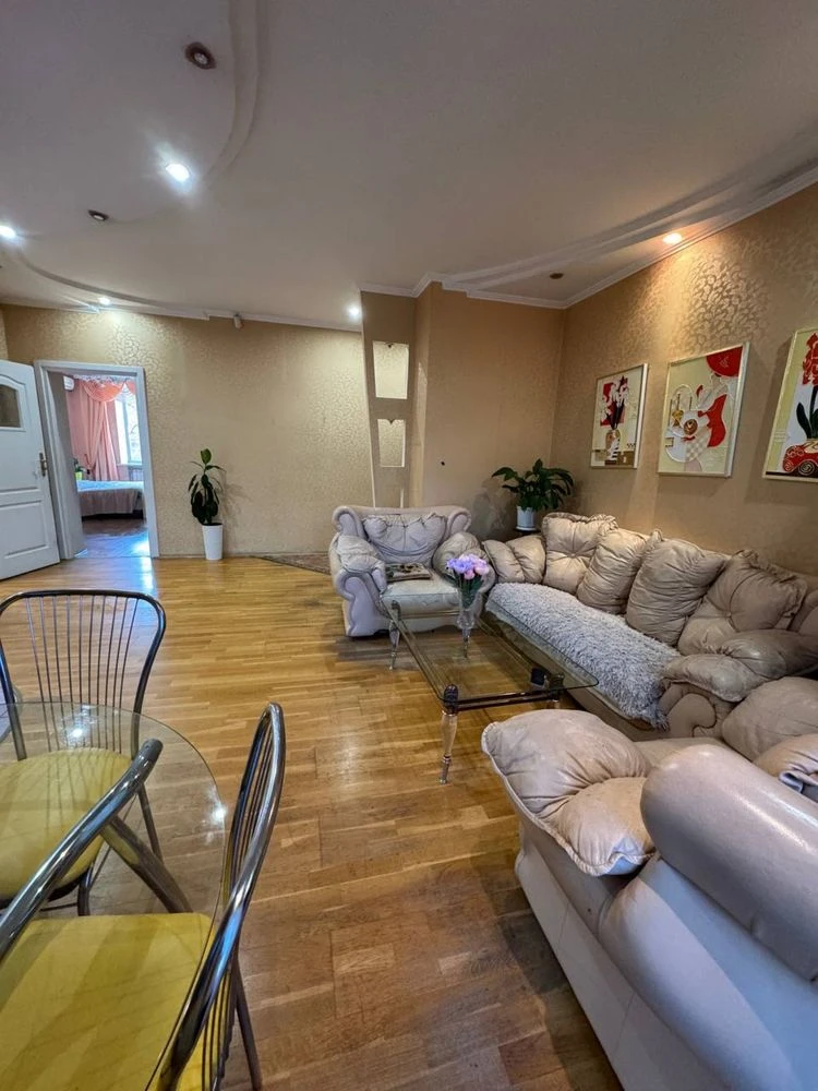 2-room apartment in Ukraine Shopping Mall, Leonid Zhabotinsky Street