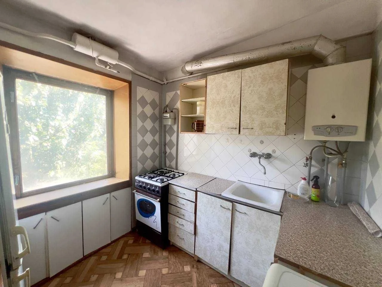 Продається 2-кімнатна квартира на 5 станції метро "Фонтан" біля парку Перемоги