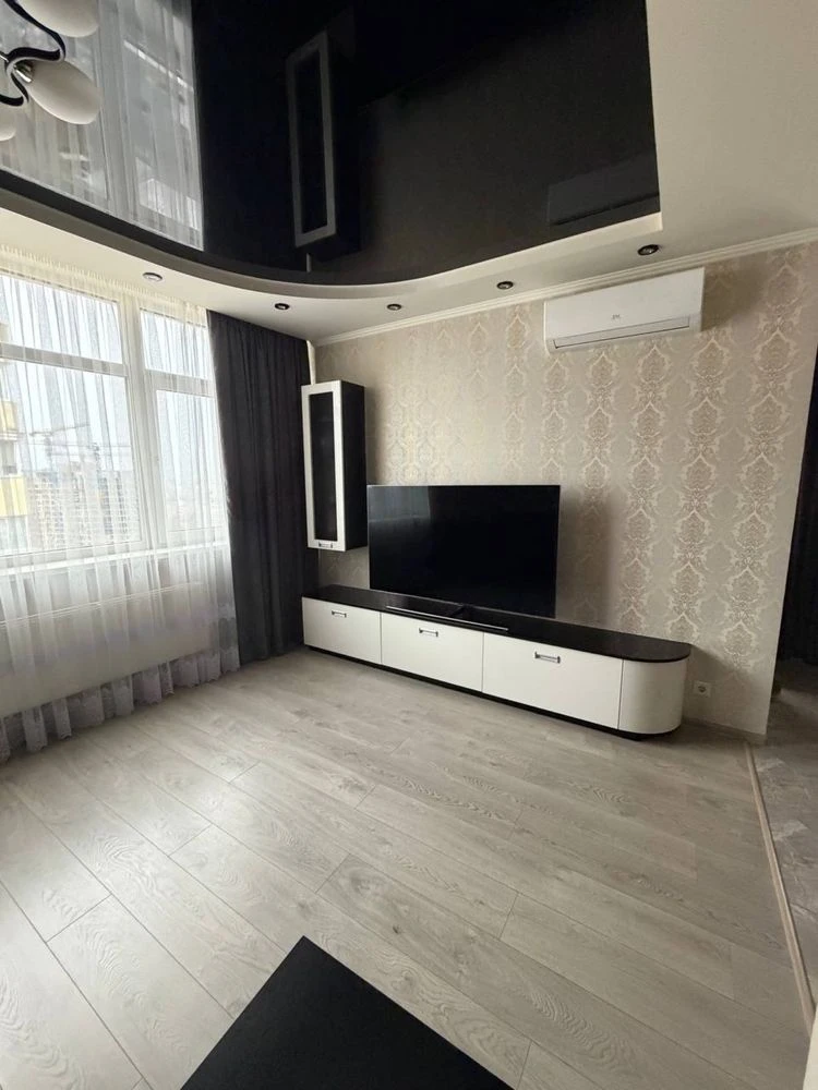 NO COMMISSION!! Sale of a three-bedroom apartment in ЖК Yaskravy (K
