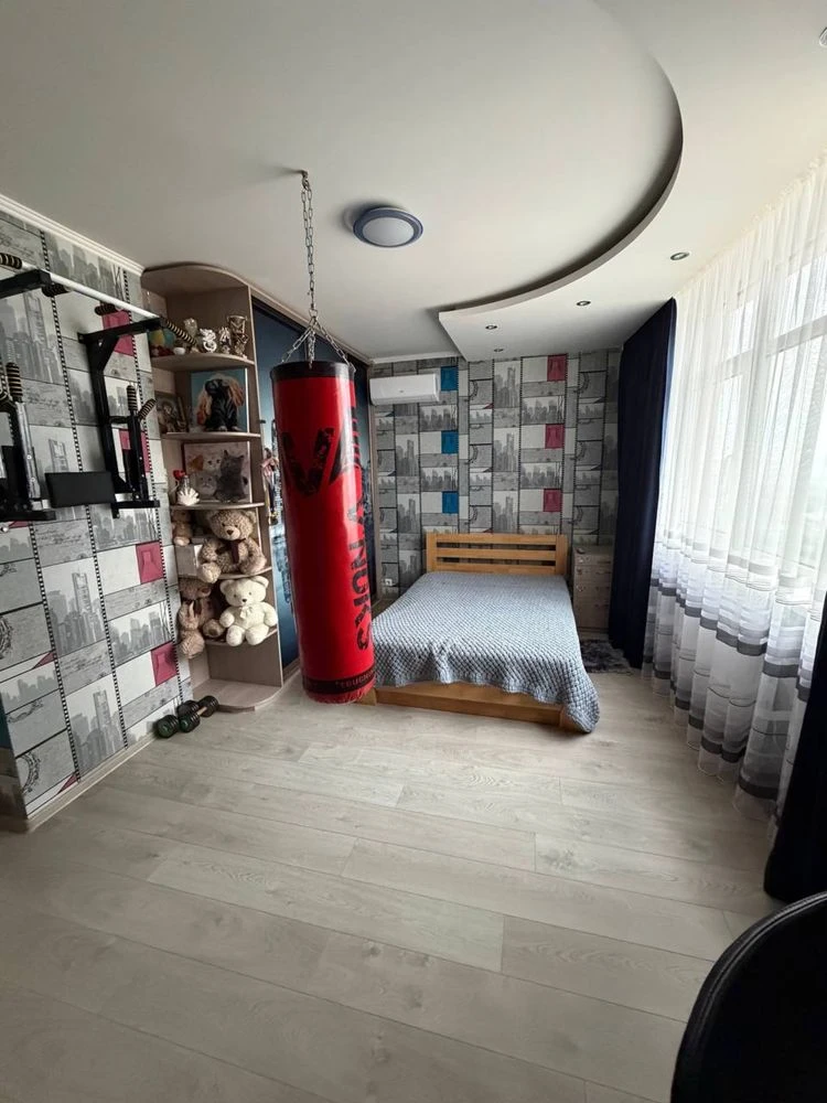NO COMMISSION!! Sale of a three-bedroom apartment in ЖК Yaskravy (K
