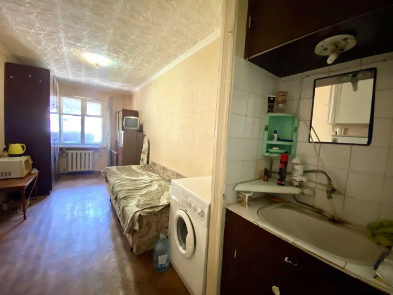 Room for sale in a communal apartment in the city center, Se