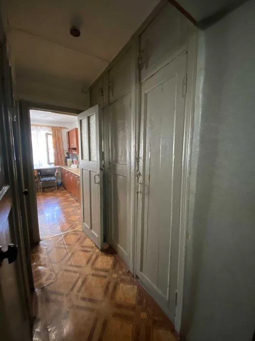 Room for sale in a communal apartment in the city center, Se