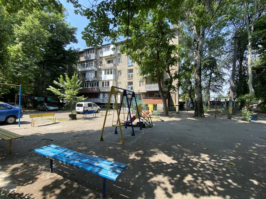 Room for sale in a communal apartment in the city center, Se