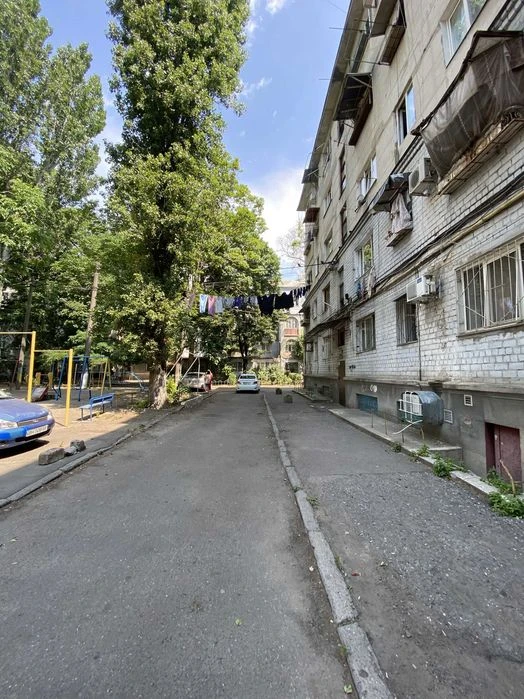 Room for sale in a communal apartment in the city center, Se