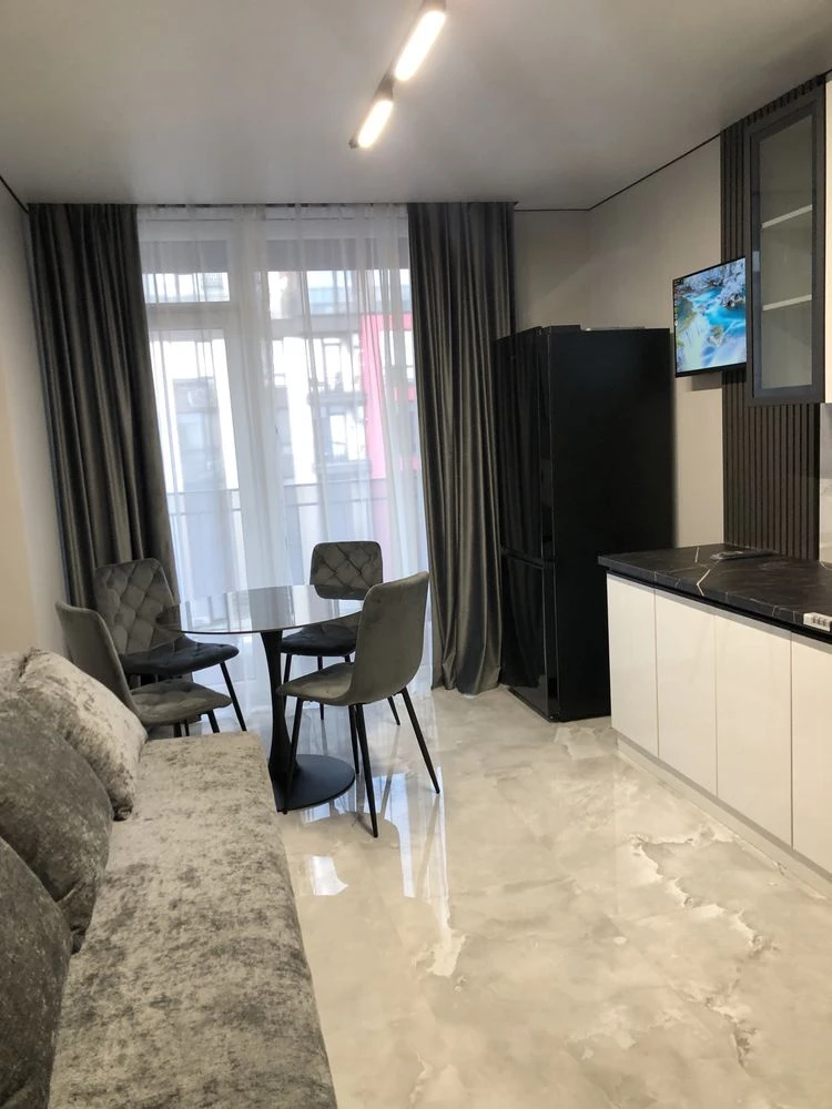 Selling apartment with new renovation and Bosch appliances in a building