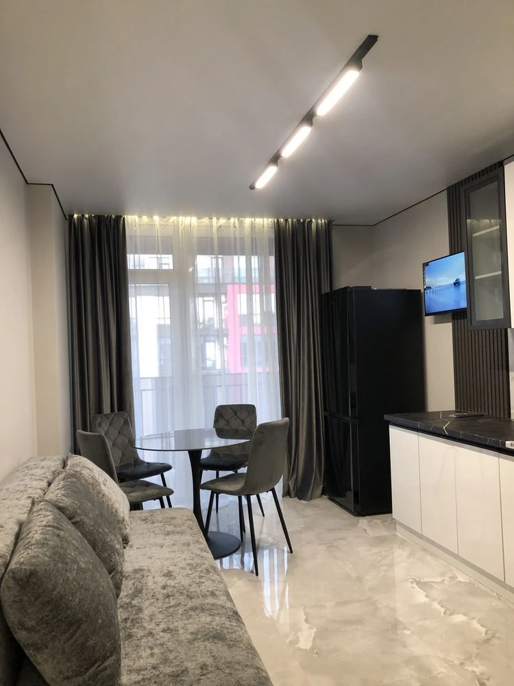 Selling apartment with new renovation and Bosch appliances in a building