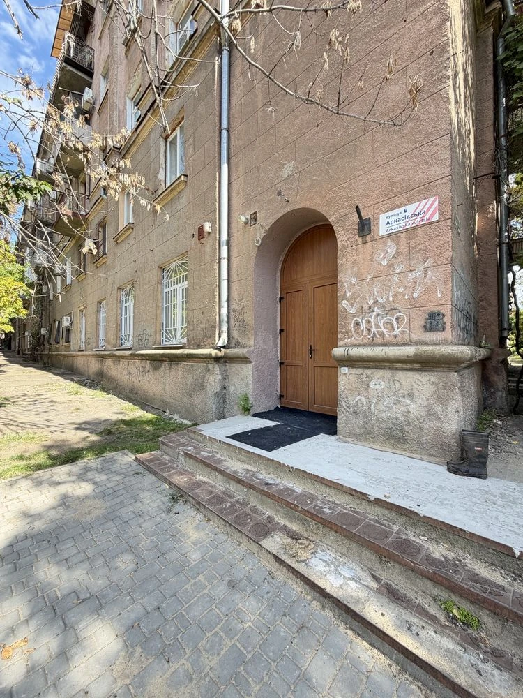 For Sale: 3-bedroom apartment on Arkasivska Street with turnkey renovation