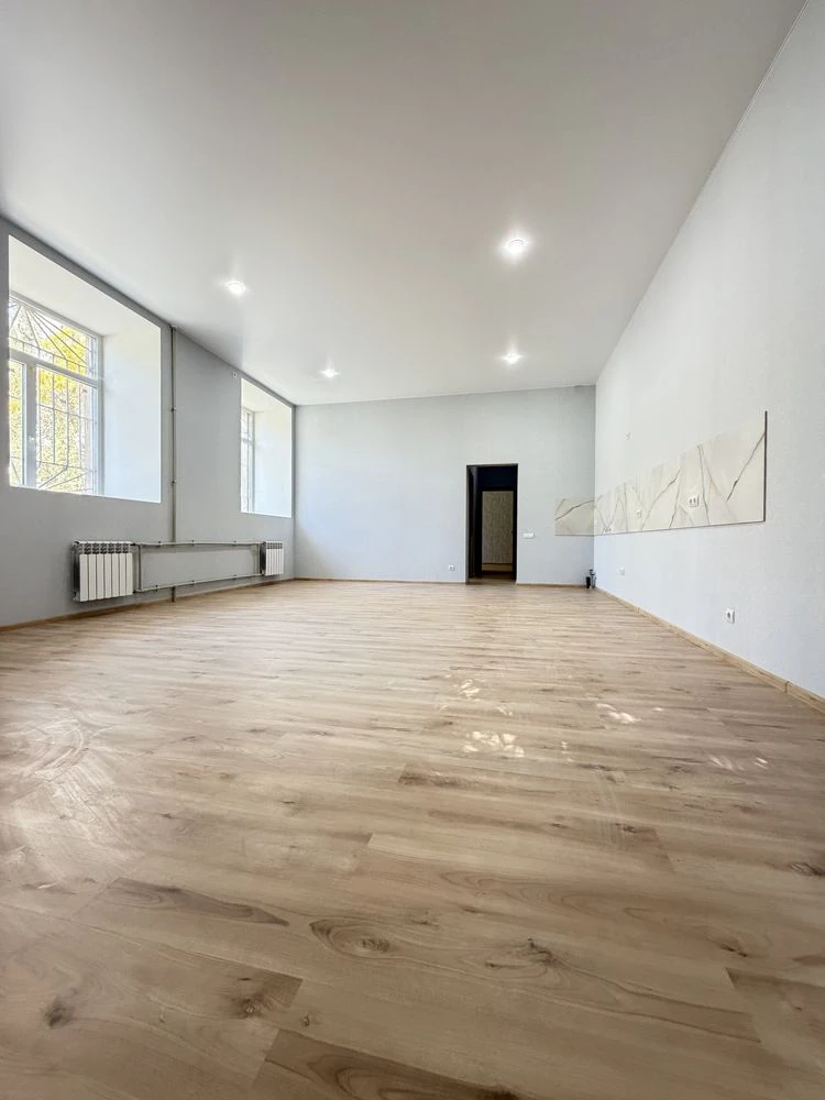 For Sale: 3-bedroom apartment on Arkasivska Street with turnkey renovation