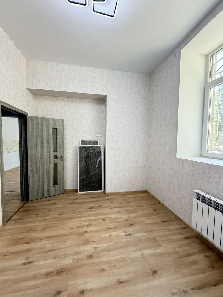 For Sale: 3-bedroom apartment on Arkasivska Street with turnkey renovation