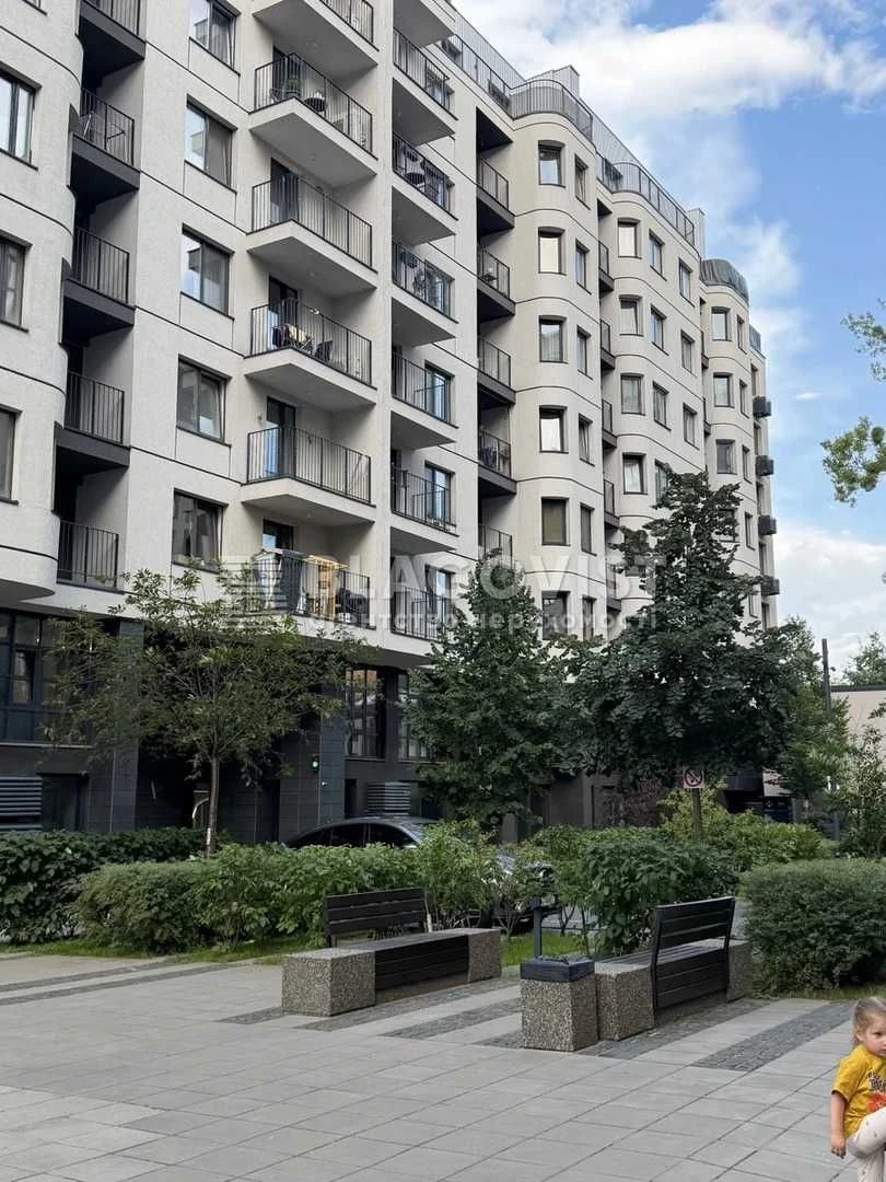 Modern apartment-studio for sale in complex 044, Podilsky district!