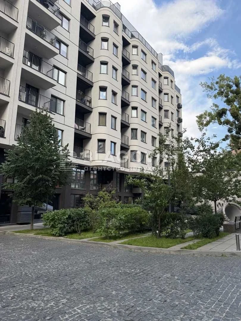 Modern apartment-studio for sale in complex 044, Podilsky district!
