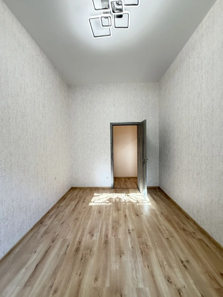 3-bedroom apartment for sale on Arkasivska Street with renovation